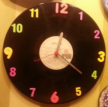 Reloj con disco de vinilo con numeros pegados